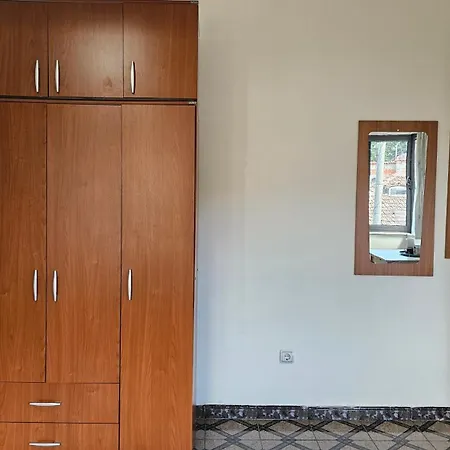 Angie's Shared Tam Δωμάτια σε οικογενειακή κατοικία Τίρανα