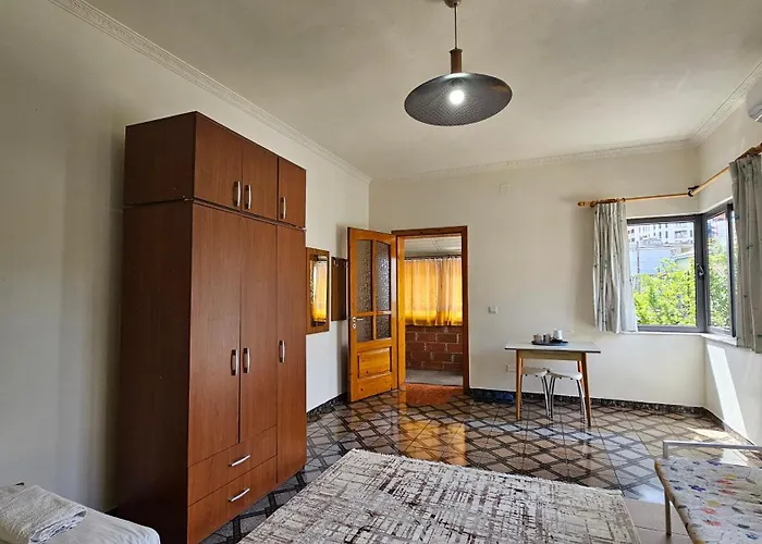 Angie's Shared Tam 地拉那