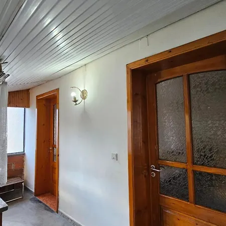 Angie's Shared Tam 티라나