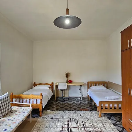 Angie's Shared Tam 티라나