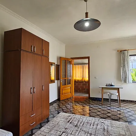 Angie's Shared Tam 티라나